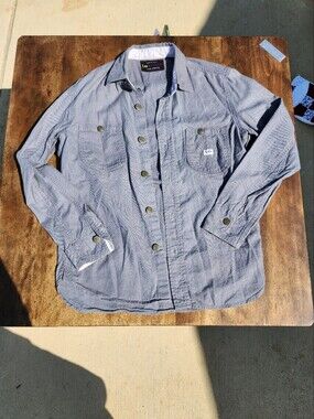 Lee Men's Casual Button-Up Shirt in Light Gray